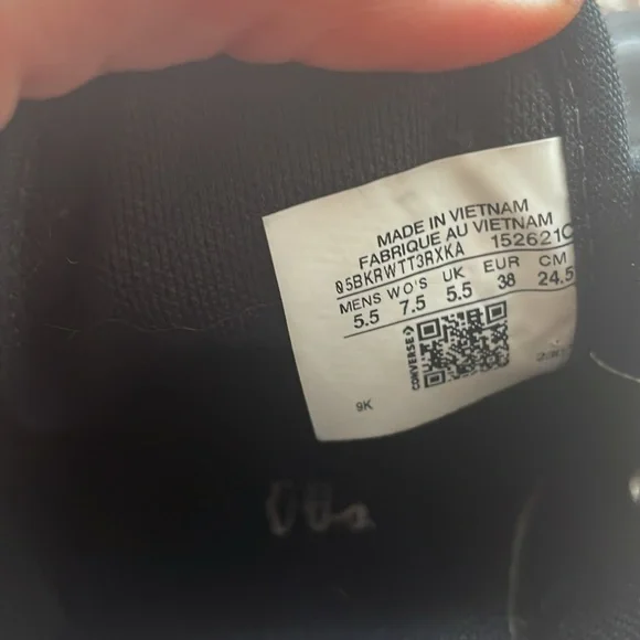 Converse Women’s 7.5 Black - Picture 2 of 3